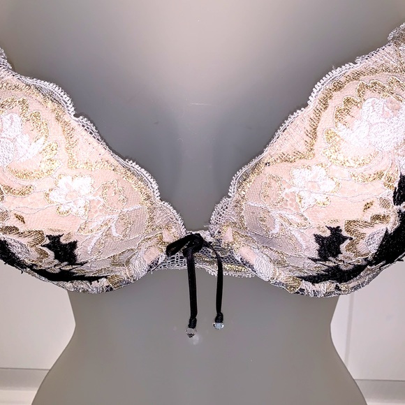Pre loved Victoria Secret double push up bra with wire. 34C - Picture 2 of 8